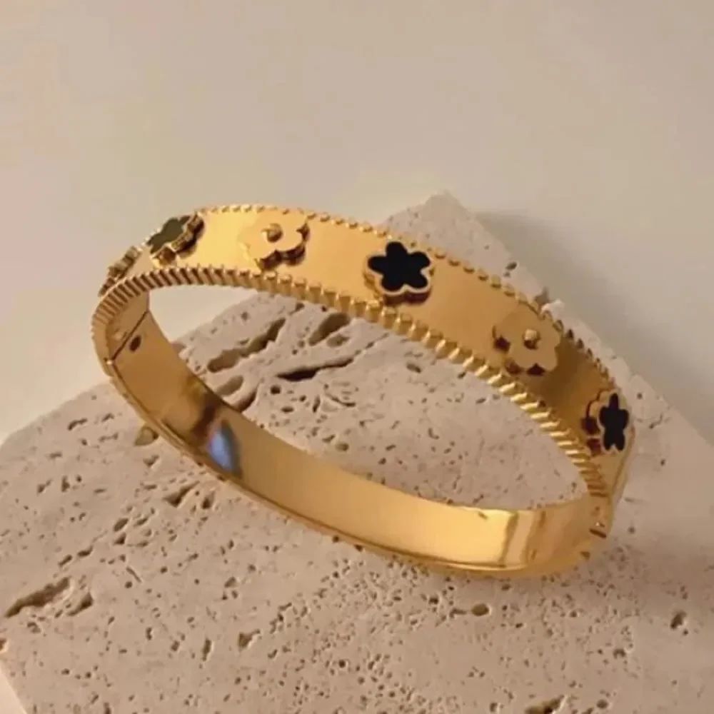 Black flower Bracelet Q465